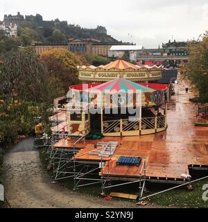 Le marché de Noël d'Édimbourg en construction. Banque D'Images