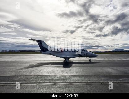 Embraer Phenom 100 avion privé à l'aéroport de Biarritz, France. Banque D'Images