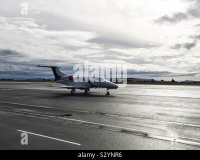 Private Jet Embraer Phenom 100 à l'aéroport de Biarritz, France. Banque D'Images