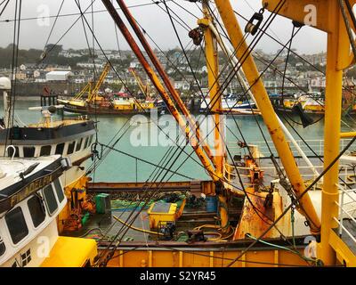 Les chalutiers de pêche amarré au port de Newlyn, Cornwall, en novembre. Banque D'Images