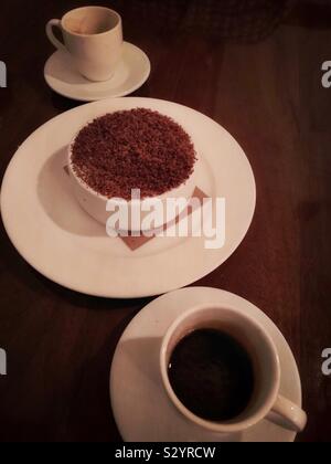 Le Tiramisu est servi avec deux cafés espresso. Banque D'Images