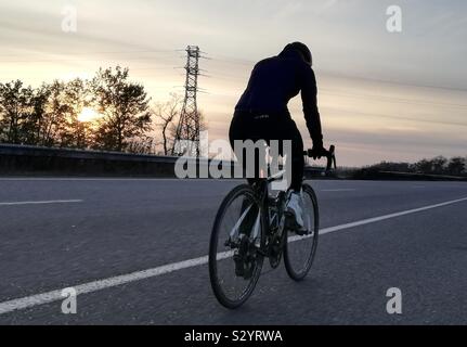 Randonnée à vélo dans le coucher du soleil en novembre. Banque D'Images