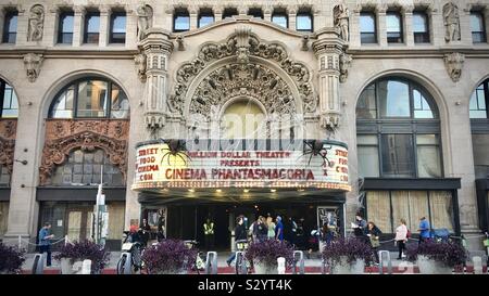 LOS ANGELES, CA, OCT 2019 : Million Dollar Theater à Broadway au centre-ville, avec des décorations d'Halloween, d'araignées et des araignées Banque D'Images