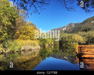 Couleurs d'automne se reflétant dans un lac à Oak Glen, en Californie dans le comté de San Bernardino Banque D'Images