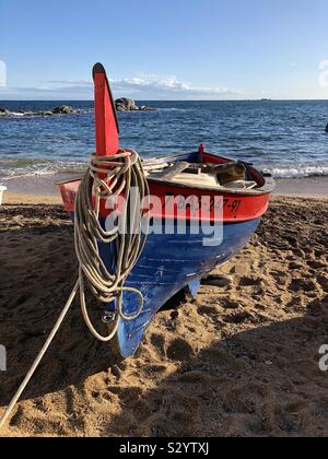 Bateau de pêche traditionnel amarré sur la plage de Calella de Palafrugell sur la Costa Brava en Espagne. Banque D'Images