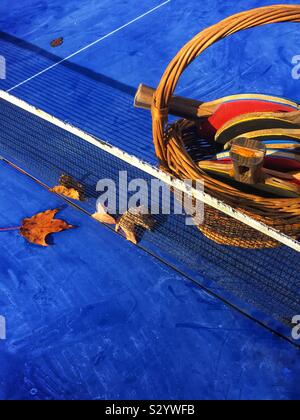 Tennis de table ping-pong aka extérieur dans l'automne. Gros plan du tableau bleu, net & paddles Banque D'Images