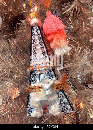 Close-up d'une tour Eiffel Christmas ornament hanging in a holiday tree, USA Banque D'Images