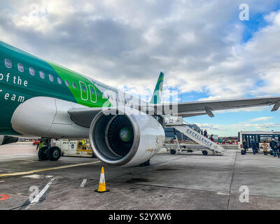 Aer Lingus Airbus A320-214 livrée avec l'équipe de rugby irlandaise à l'aéroport de Manchester Banque D'Images