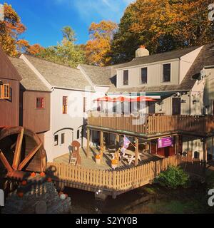 Tables en plein air près de Plimoth Grist Mill, Plymouth, Massachusetts, United States Banque D'Images