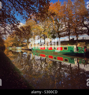 Bateaux amarrés étroit sur Leeds et Liverpool Canal à Adlington dans le Lancashire Banque D'Images