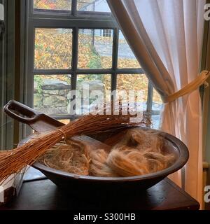 Le lin en face d'une fenêtre à l'Jabez Howland House, Plymouth, Massachusetts, USA.La partie la plus ancienne de la maison a été construite en 1667 et achetée par Jabez Howland, le fils de deux passagers Mayflower. Banque D'Images