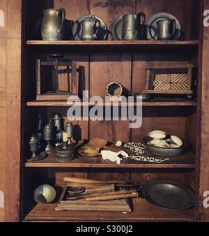 Etagères à l'intérieur de la maison, Jabez Howland Plymouth, Massachusetts, United States. La partie la plus ancienne de la maison a été construite en 1667 et achetée par Jabez Howland, le fils de deux passagers Mayflower. Banque D'Images