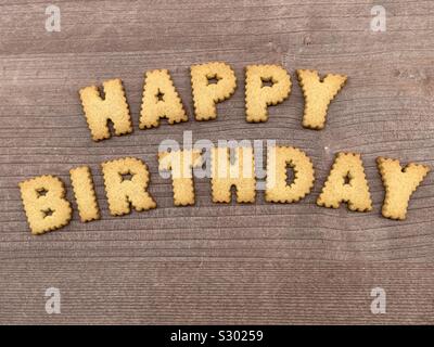 Texte Joyeux Anniversaire Sur Le Tableau De Texte Le Tableau De Lettres Tissu Blanc Creme Plat Et Original Rose Et Noir Decoration De Fete Ventilateurs En Papier Coeurs Et Cadeaux Photo Stock