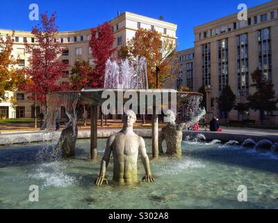 Les éphèbes Fontaine dans quartier Antigone, Montpellier France Banque D'Images