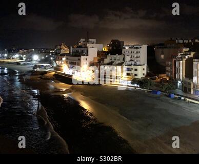 Blick auf den Strand und den Ort Médano/Teneriffa bei nacht Banque D'Images