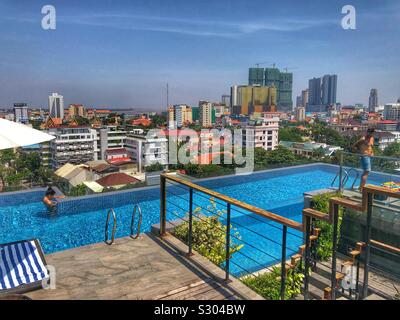 Piscine sur le toit à Phnom Penh, Cambodge. Banque D'Images