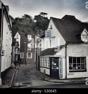 Scène de rue dans la ville historique de Lewes dans l'East Sussex, Angleterre. À l'angle de la rue South et Chapel Hill est Sacs de Books children's bookshop. Banque D'Images