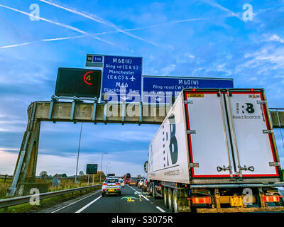 La congestion du trafic en heure de pointe sur l'autoroute M62 à la jonction 18 près de Manchester Banque D'Images