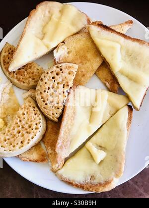 Le petit déjeuner anglais avec plateau alimentaire toasts, du fromage sur des toasts et des crumpets Banque D'Images