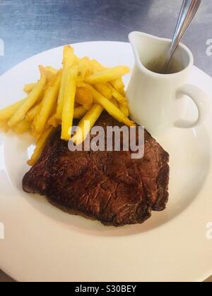 Steak frites bio. Des produits locaux. Arrière-plan de la plaque de Pentecôte. Banque D'Images