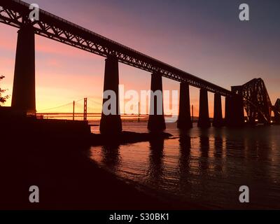 Au coucher du soleil de septembre suite ferroviaire et les ponts routiers, South Queensferry, Ecosse Banque D'Images