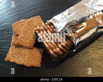 Spekulatius (biscuits de pâte brisée de Noël allemand) - Les aliments emballés et exposés à un mauvais emballage plastique et aluminium Banque D'Images