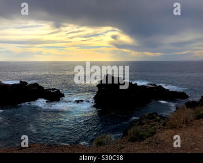 Quelques instants avant le coucher du soleil sur la côte ouest de Tenerife, Playa Paraiso, Secteur de l'Idlsndd Banque D'Images