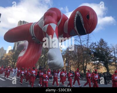 New York, NY, USA. Le 28 novembre 2019. Power Rangers ballon vole dans le Macy's Thanksgiving Day Parade. Banque D'Images