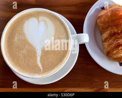 Café au lait et pain au chocolat Banque D'Images