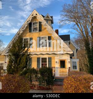 Une vue de l'automne de l'Optimist Cafe, Yarmouth Port, Cape Cod, Massachusetts, United States. Le café est situé dans la maison du capitaine Howes, construit pour un capitaine dans le style néo-gothique en 1849. Banque D'Images