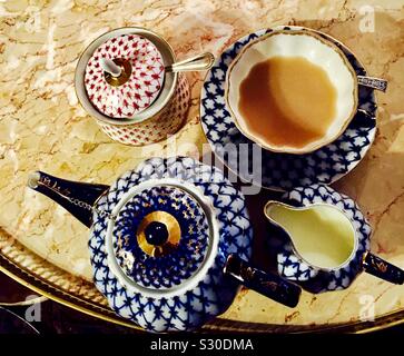 Belle Théière et tasses en céramique dans un élégant café à Riga, Lettonie. Banque D'Images