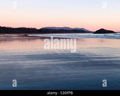 Coucher du soleil d'hiver à Long Beach, Tofino, BC Banque D'Images