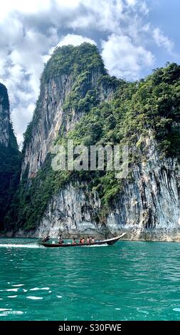 Bateau à longue queue sur le lac Cheow Lan, au parc national de Khao Sok, Thaïlande Banque D'Images