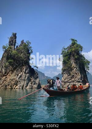 Les touristes en bateau longue queue sur le lac Cheow Lan au parc national de Khao Sok, Thaïlande Banque D'Images