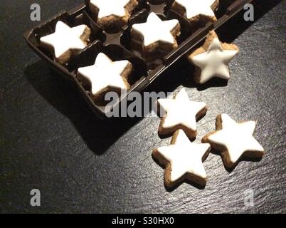 Boulangerie - cinnamon stars dans des emballages en plastique Banque D'Images