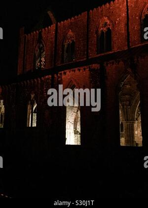 Abbaye de Tintern, Tintern près de Chepstow, au sud du pays de Galles, illuminée en rouge pour les neuf leçons annuelles de Torchlight et le service de chants. Banque D'Images