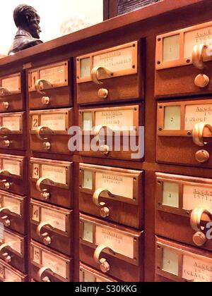 Vintage. Catalogue de cartes tiroirs dans une bibliothèque publique, USA Banque D'Images