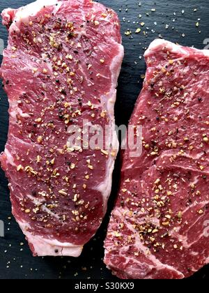 Non cuits, assaisonnés de steaks de New York Banque D'Images