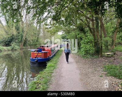 Marcher dans le chemin de halage Banque D'Images