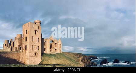 Slains Castle, sur une falaise à proximité de la baie de Cruden, Aberdeenshire, Ecosse. Construit 1597 par le comte de Erroll Banque D'Images