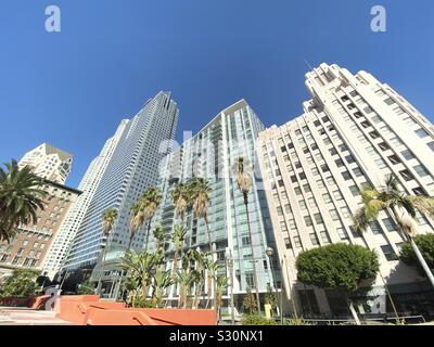 LOS ANGELES, CA, nov 2019 : large angle de vue, à la recherche jusqu'à l'appartement à côté de bâtiments gratte-ciel de bureau au centre-ville près de Pershing Square Banque D'Images