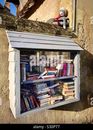 Une bibliothèque publique de prêt de livres, de Bossay-sur-Claise, Indre-et-Loire, France. Banque D'Images