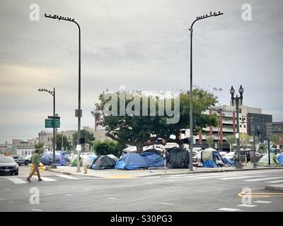 LOS ANGELES, CA, DEC 2019 : Campement de sans-abri avec des tentes sur un coin dans le noyau historique du centre-ville Banque D'Images