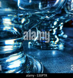 Regardant à travers des verres à vin. Banque D'Images