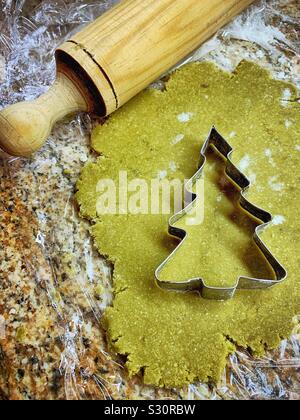 La pâte à biscuit matcha vert est mis en place et prêt à être coupé en forme d'arbre de Noël à l'emporte-pièce. Banque D'Images