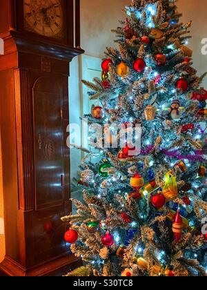 Arbre de Noël décoré de guirlandes de Noël avec les petits fruits Banque D'Images