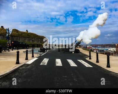 Salut aux armes à feu, jour du souvenir, Canada, en mémoire des grandes guerres et des victoires et de leurs héros, des hommes et des femmes courageux. Nous n'oublierons pas. Onzième jour du onzième mois. Banque D'Images