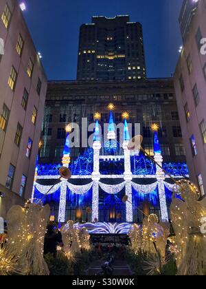 Le son et lumière sur la façade du grand magasin Saks Fifth Avenue est spectaculaire pendant la saison de Noël, NYC, USA Banque D'Images