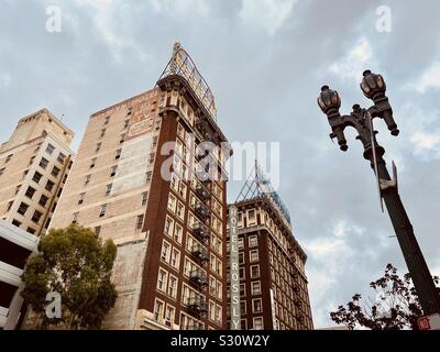 LOS ANGELES, CA, juin 2019 : l'Hôtel Rosslyn dans le noyau historique du centre-ville, avec ciel couvert Banque D'Images