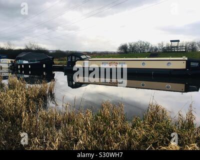 Les péniches et bateaux sur le Forth and Clyde Canal dans le parc de l'hélice, Falkirk, Ecosse. Banque D'Images